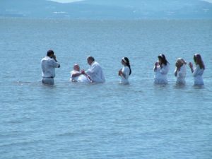 Culto de bautismo al aire libre